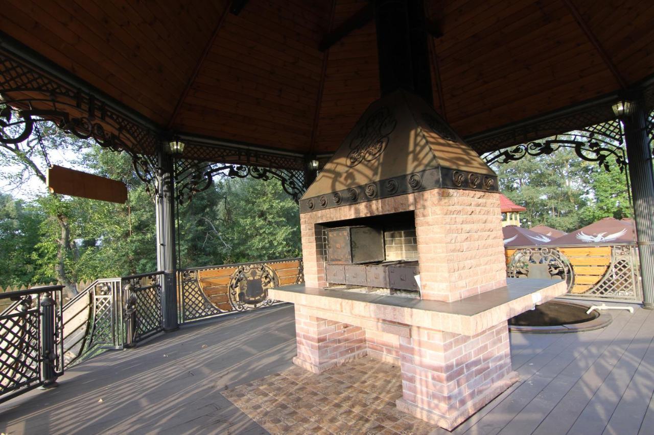 Загородный Комплекс Fort Pirnov Park Pirnove Exterior photo